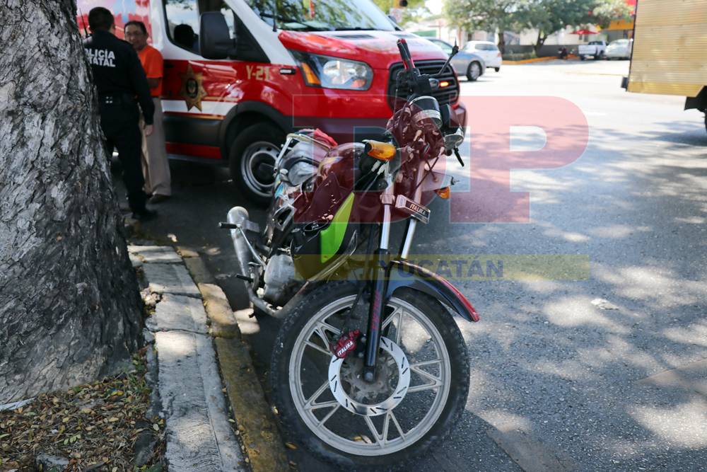 Mujer hospitalizada tras choque entre moto y auto