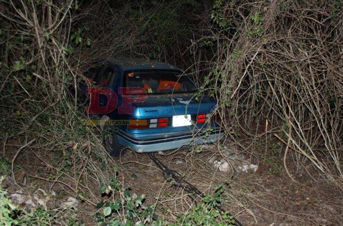 Con soga rescatan del monte a coche que se salió de carretera Con soga rescatan del monte a coche que se salió de carretera