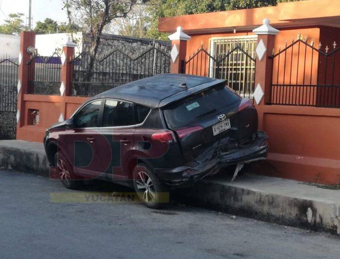 Choque de vehículos deja uno de ellos subido en la banqueta Choque de vehículos deja uno de ellos subido en la banqueta