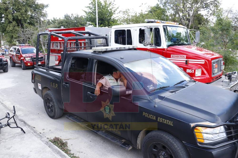 Se incendia camioneta estacionada en taller