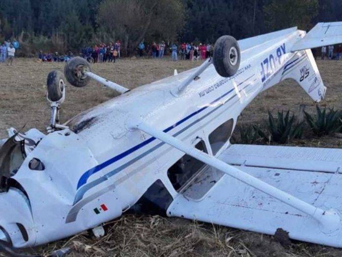 Aterrizaje forzoso deja avioneta de cabeza Aterrizaje forzoso deja avioneta de cabeza