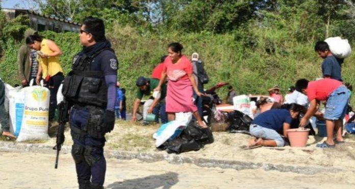 Vuelca camión cargado de azúcar y salen de inmediato los aprovechados Vuelca camión cargado de azúcar y salen de inmediato los aprovechados