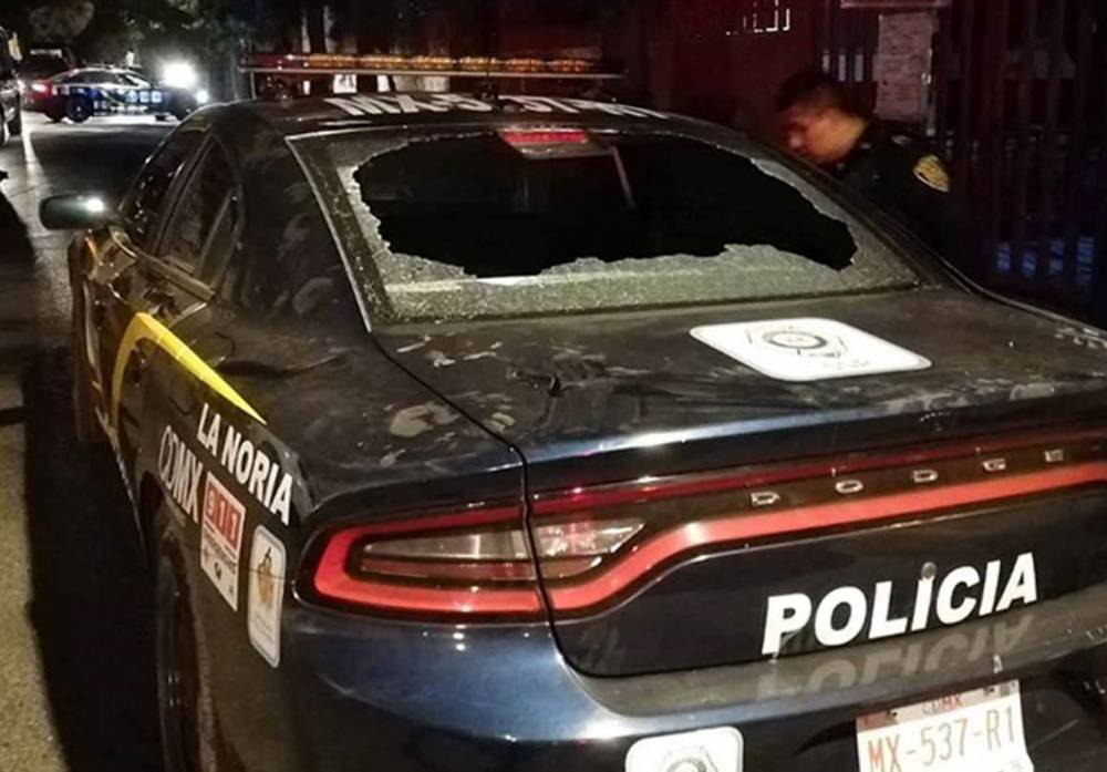 Vecinos linchan a un sujeto, golpean policías y dañan patrullas