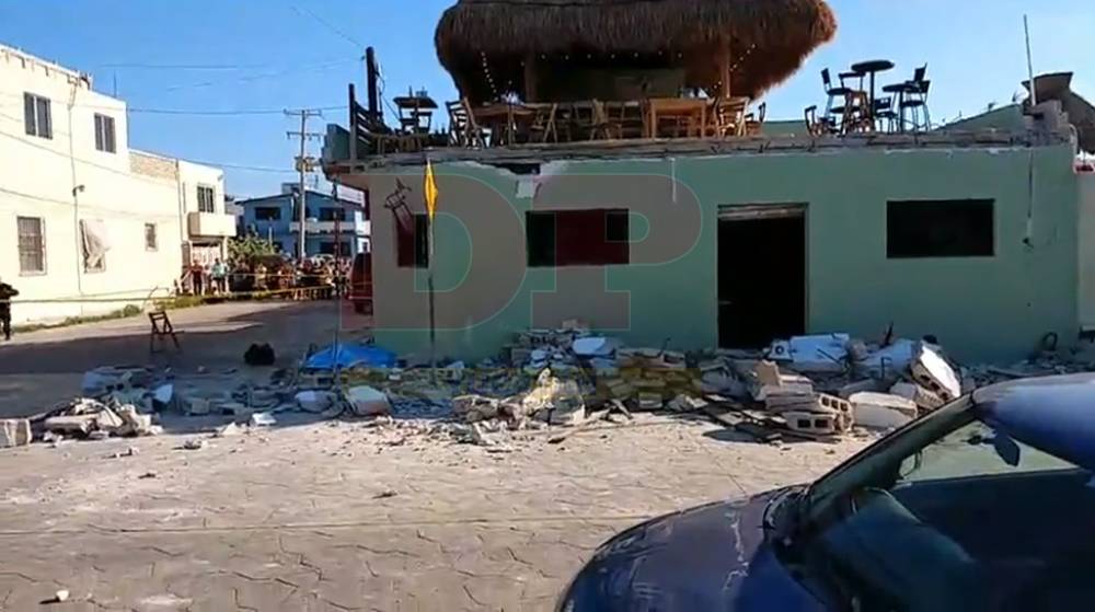 Tres muertos deja derrumbe en bar de puerto Progreso (video)