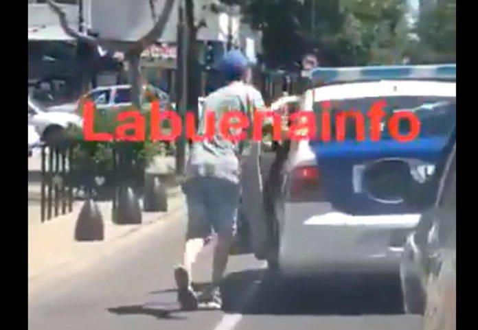 Detenido ayuda a empujar la patrulla que lo llevaba a la cárcel (video) Detenido ayuda a empujar la patrulla que lo llevaba a la cárcel (video)
