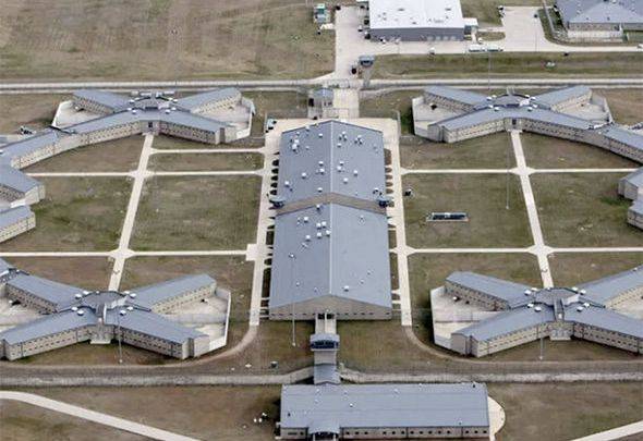 Para muchos, la cárcel ADX Florence, que está en medio del desierto de Colorado, es como una muerte en vida.