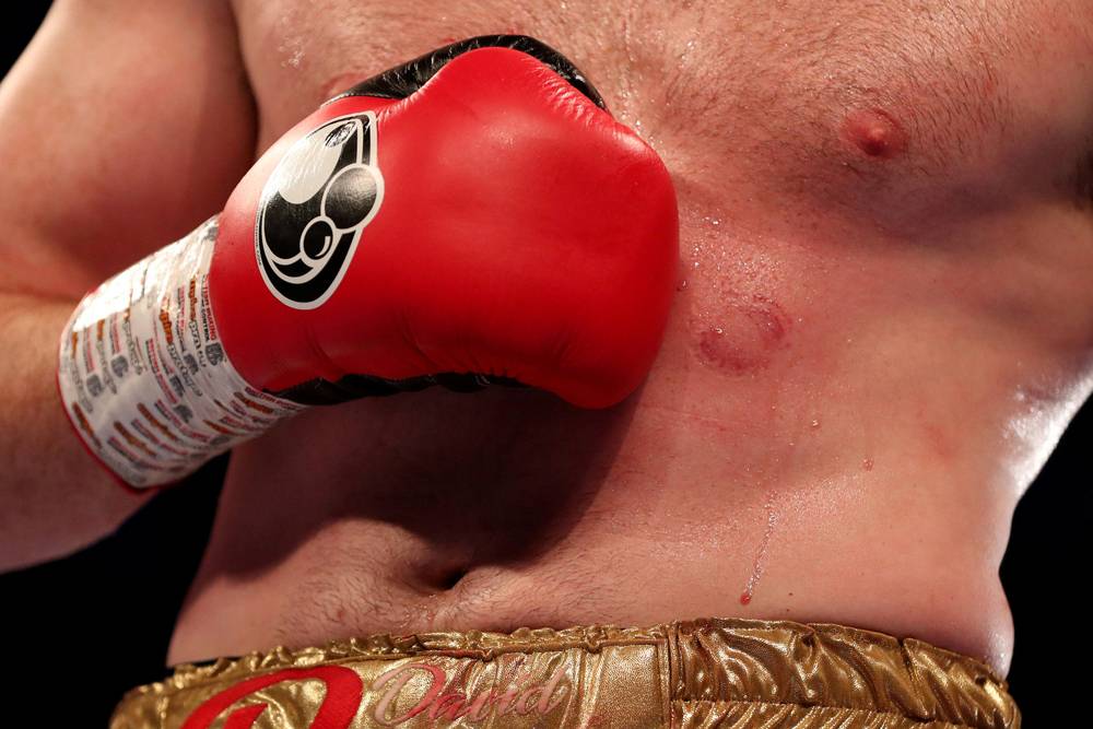 Boxeador británico muerde en la panza a su rival