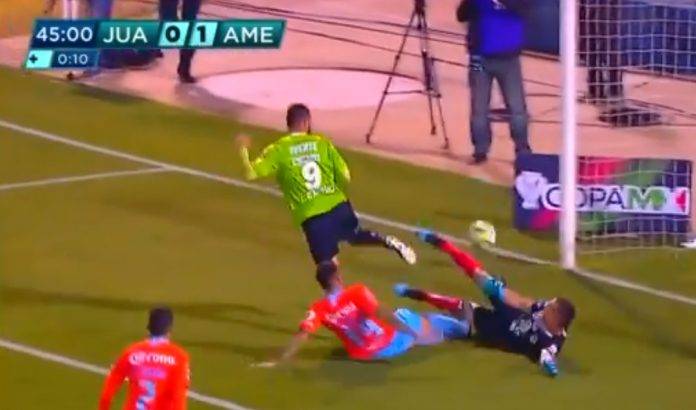 Marchesín fue uno de los jugadores más importantes de la final pues evitó un gol claro, como se ve en la foto