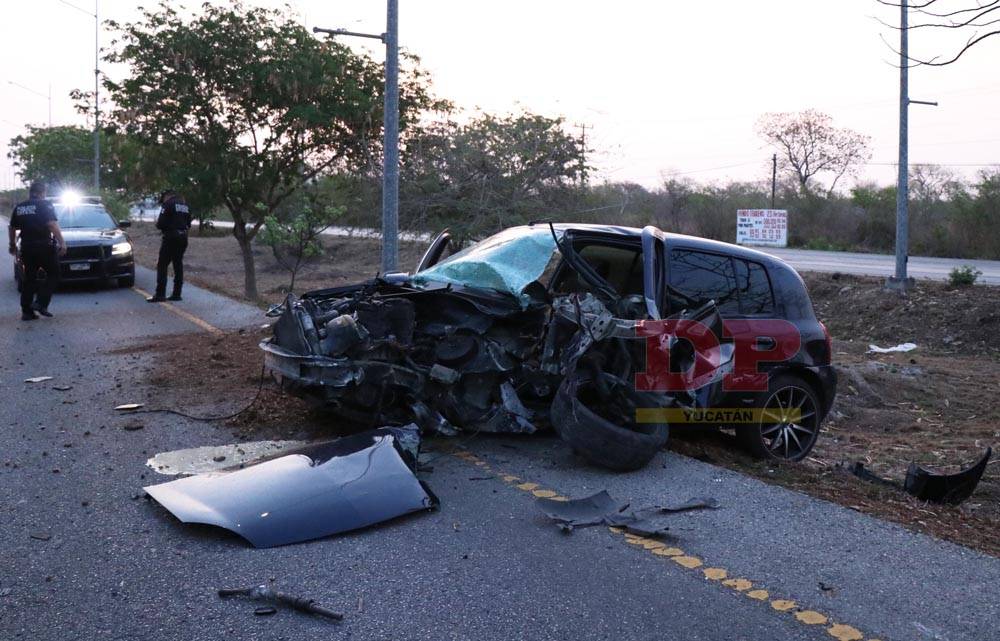 Destrozado encuentran vehículo en el Periférico