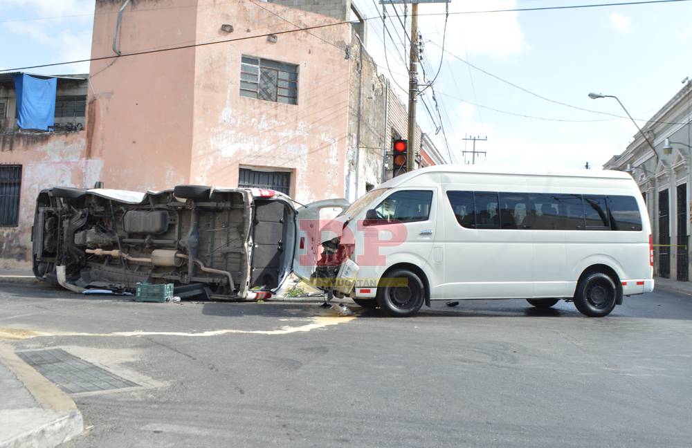 Certero golpazo voltea una camioneta y lesiona a dos pasajeros