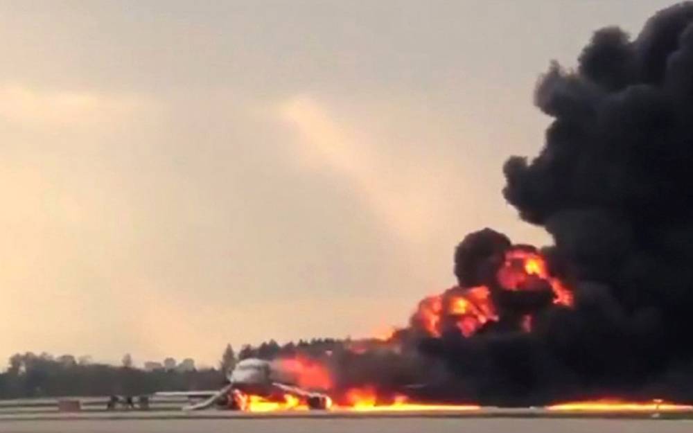 Avión aterriza envuelto en llamas en Rusia. Hay 41 muertos (video)