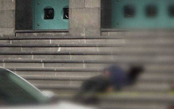 Encuentran cadáver en escalera de una iglesia Encuentran cadáver en escalera de una iglesia