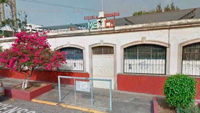 Delincuentes entran a escuela primaria para asaltar a niños y maestras Delincuentes entran a escuela primaria para asaltar a niños y maestras