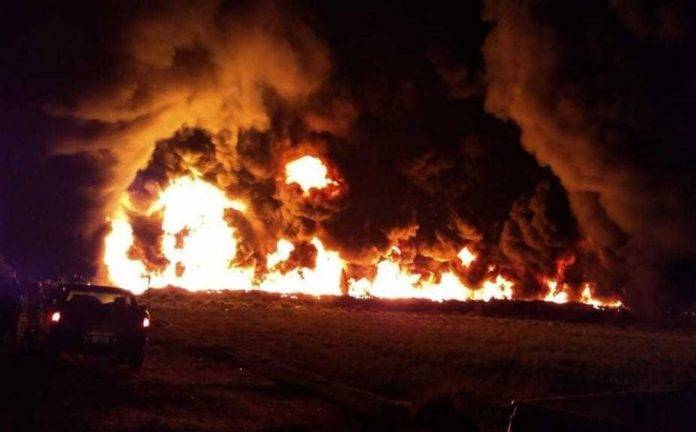 Arde en llamas toma clandestina en ducto de Pemex Arde en llamas toma clandestina en ducto de Pemex