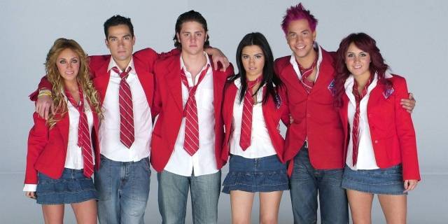 Christian aparece con el pelo rojizo con los otros protagonistas de la telenovela 'Rebelde'. 