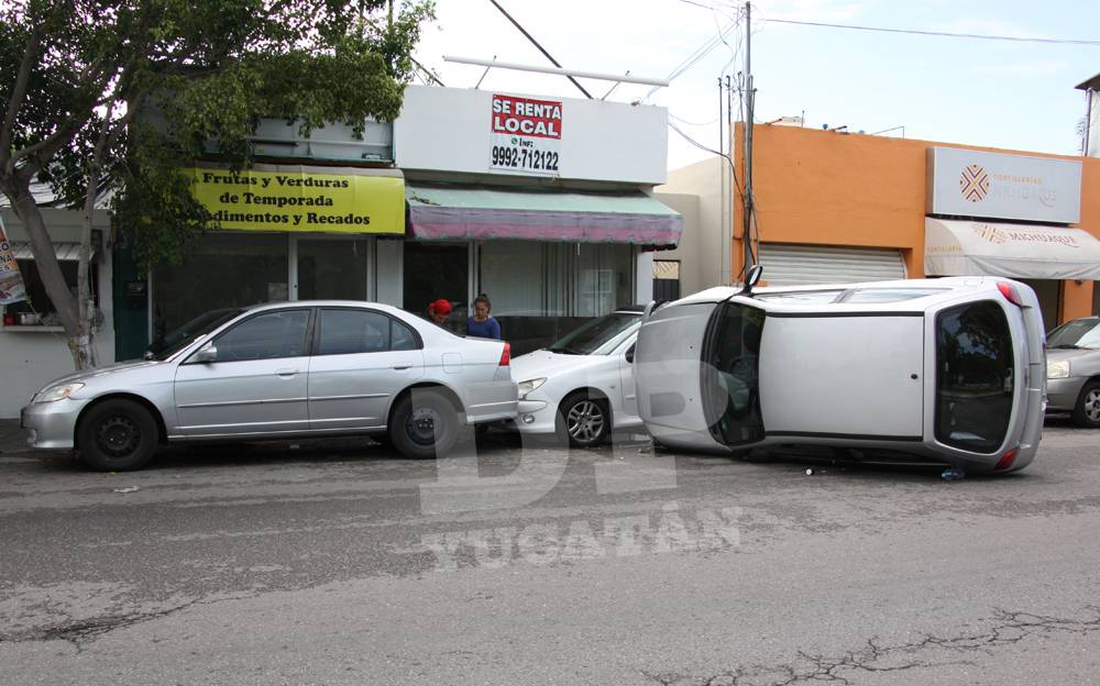 Queda ‘de cachete’ sobre el pavimento un Chevy