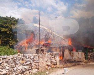 En cuestión de minutos las lenguas de fuego arrasaron con el endeble techo de paja