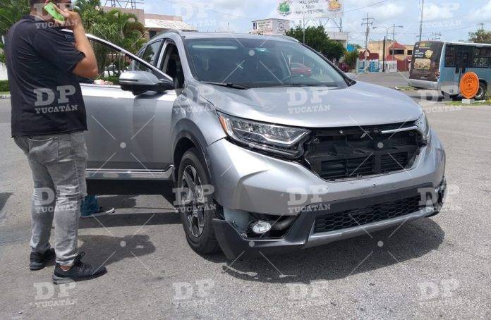 Motociclista se fractura la pierna al ser arrollado por una camioneta
