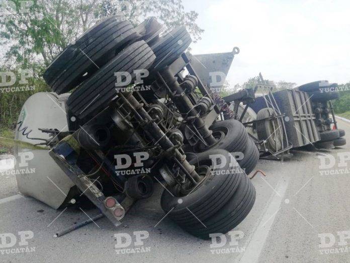 Vuelca pipa cargada de oxígeno en la carretera Mérida-Cancún