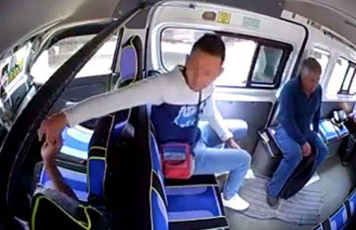 Sube a la ‘Combi’, paga su pasaje y asalta a los viajeros (video)