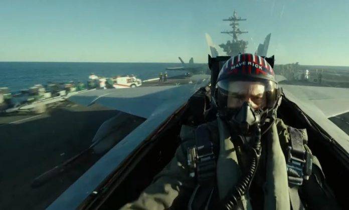 Tom Cruise regresa casi 34 años después en el papel de Maverick, pero quien fuera su novia en el filme de 1986, Kelly McGillis, al parecer ha sido suplantada, al parecer, por otro bombón, Jennifer Conelly.