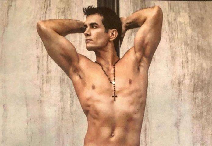 Doñita le pide a David Zepeda firmar la foto impresa de su 'pack'