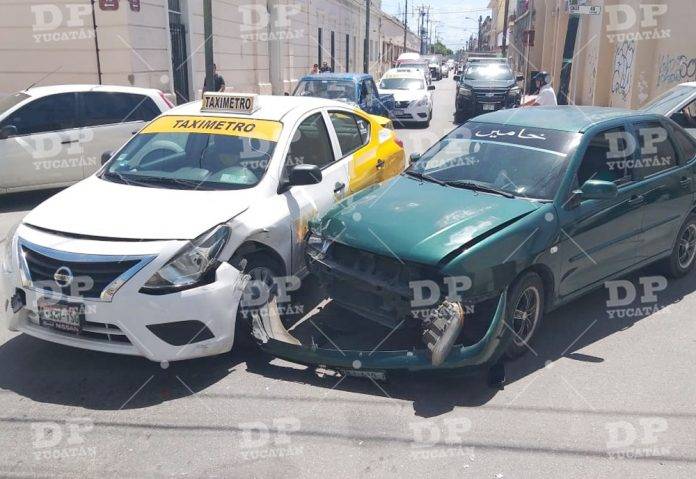 Taxista protagoniza choque en el Centro de Mérida ¡y no fue el culpable! (Video)