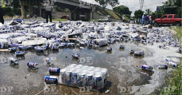 Caen cientos de latas de cerveza de un tráiler en el periférico de Mérida; hay rapiña