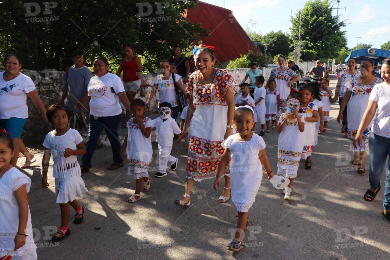 Niños desfilan en Kimbilá para recibir a las pequeñas ánimas