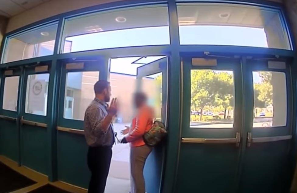 En el video se aprecia que la menor discute con un adulto antes de ser abordada con fuerza por un policía.