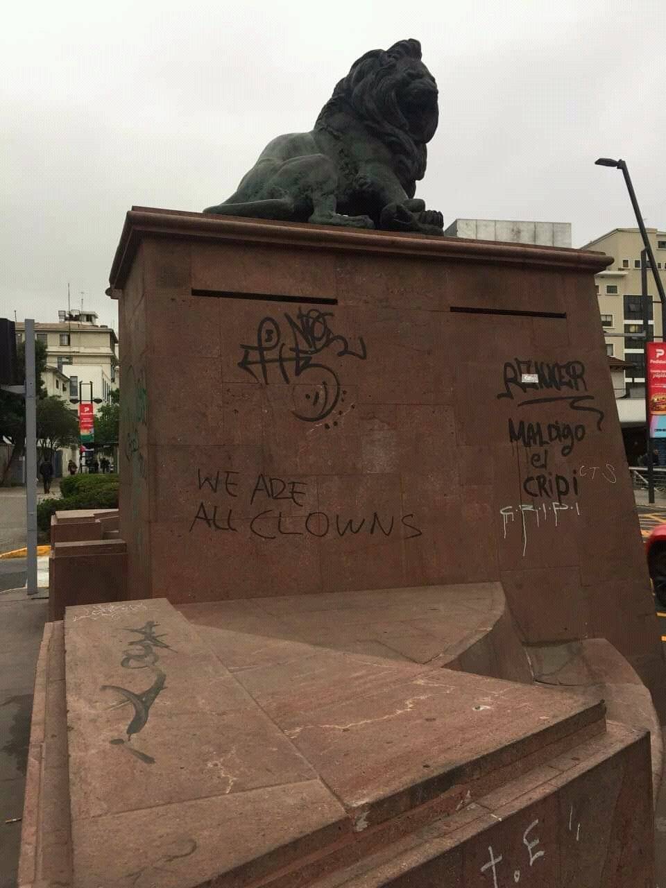 'Todos somos payasos' se lee en el garabato hecho en la Estatua de los Leones, en Santiago de Chile, en alusión al Joker.