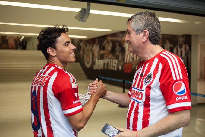 Jorge Vergara con Omar Bravo, máximo goleador histórico de Chivas