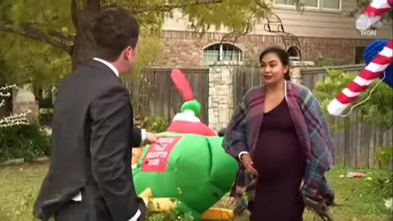 Claudia Simonis tiene ocho meses de embarazo, por eso prefirió colocar los adornos para poder descansar poco antes de su alumbramiento