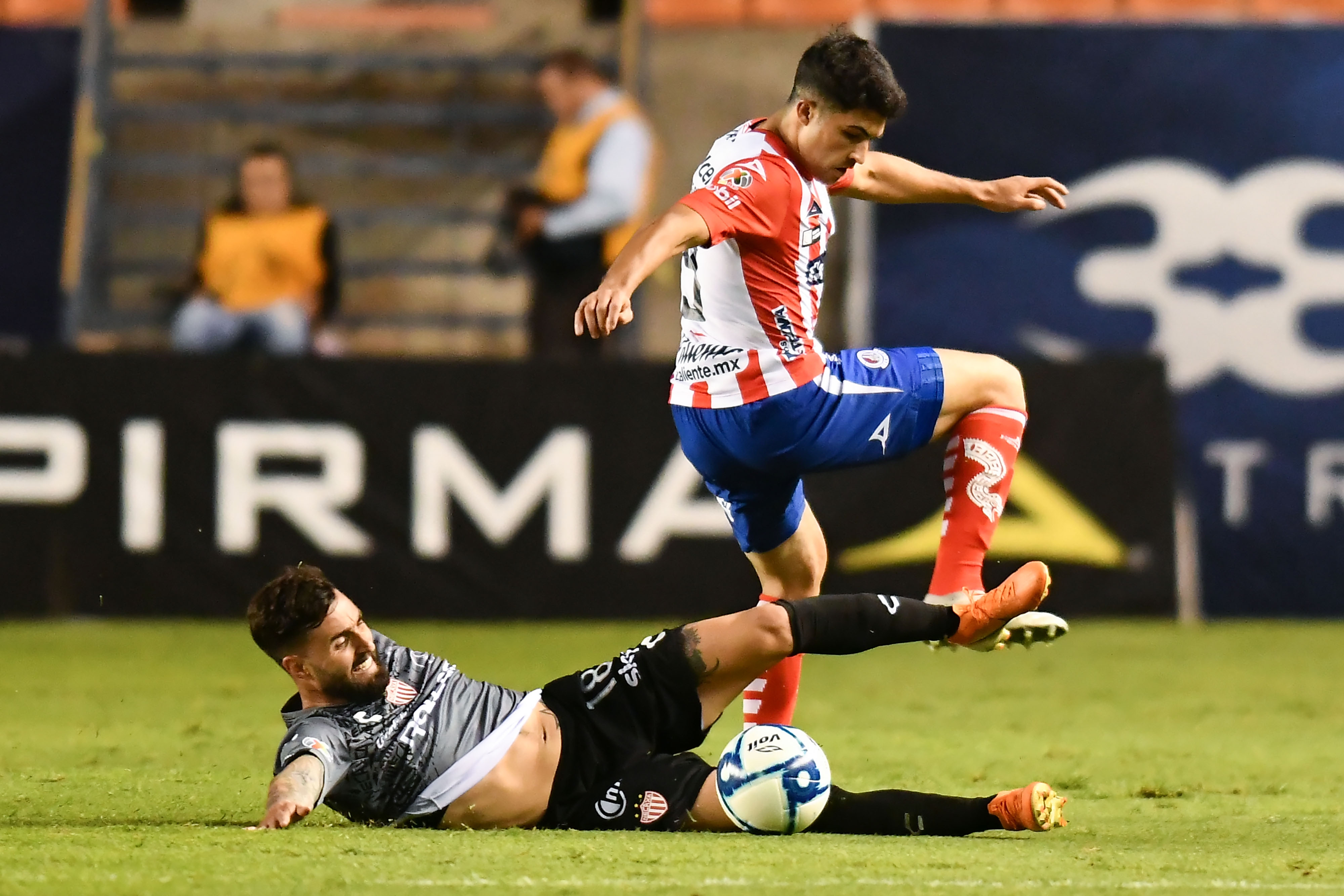 Electrocutado por Necaxa, San Luis dice adiós a liguilla: 0-2 (video) 