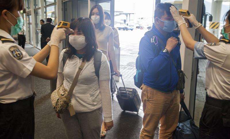 En numerosos aeropuertos se verifica si los pasajeros tienen fiebre o algún otro malestar que pueda estar relacionado con el coronavirus chino.
