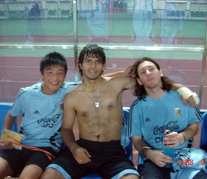 Wu Lei con los argentinos Sergio Aguero y Lionel Messi durante los Juegos Olímpicos de 2008