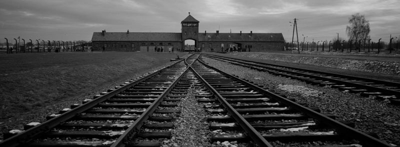 Rieles que llevan a la zona de las cámaras de gas donde los cautivos y cautivas de Auschwitz, de cualquier edad, eran asesinados