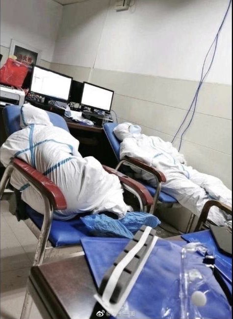 La atención médica respecto a pacientes con posible coronavirus en China es tal que muchos profesionistas acaban rendidos y duermen por ratos dentro de instituciones de salud