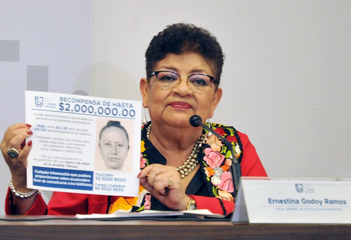 La procuradora de Justicia capitalina, Ernestina Godoy, con el retrato hablado de la mujer que se llevó a Fátima