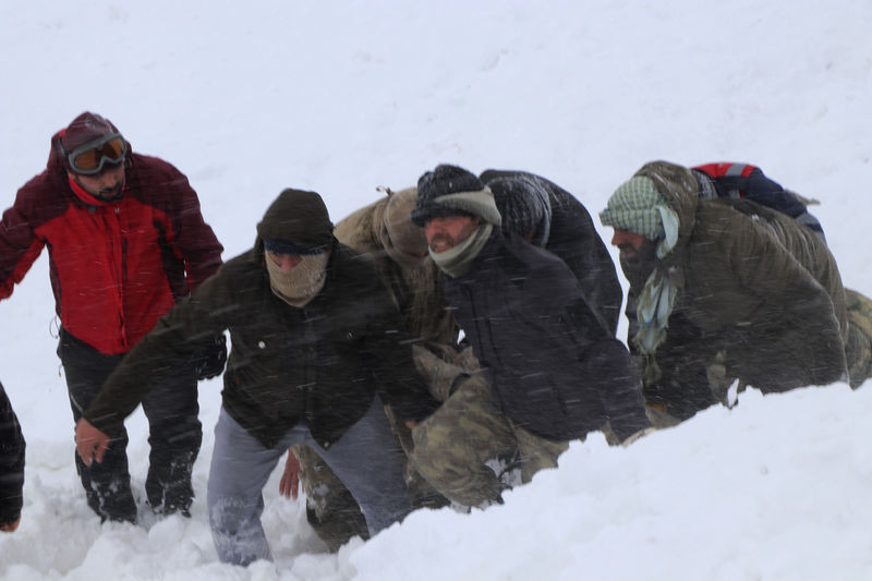Servicios de Emergencia acarrean a una víctima de una avalancha cerca del pueblo de Ahcesaray, in la provincia de Van, al este de Turquía