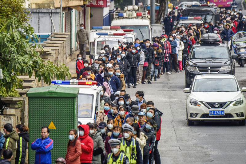 Gran fila para comprar mascarillas en Nanning, en la región autónoma china de Guangxi Zhuang