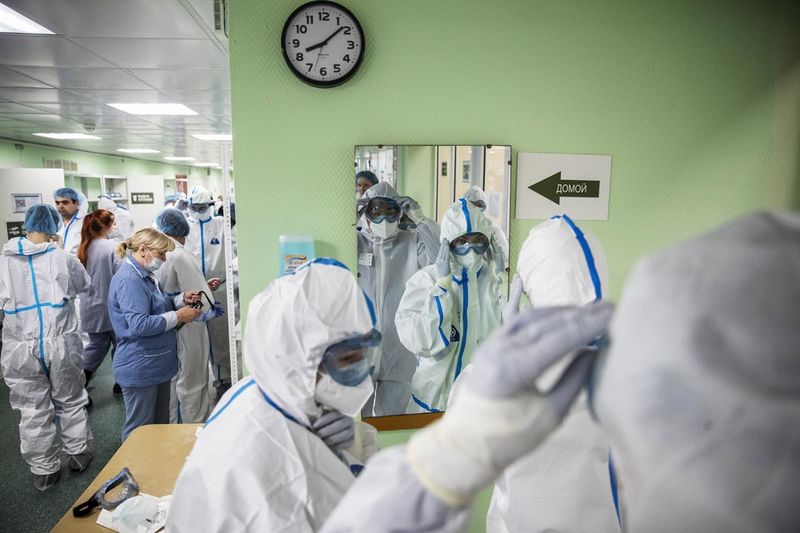 Personal de salud viste ropa protectora antes de atender a enfermos en el Hospital Filatov de Moscú, Rusia, 15 de mayo de 2020. MÃ©dicos dijeron que una mujer enferma de COVID-19 por segunda vez.