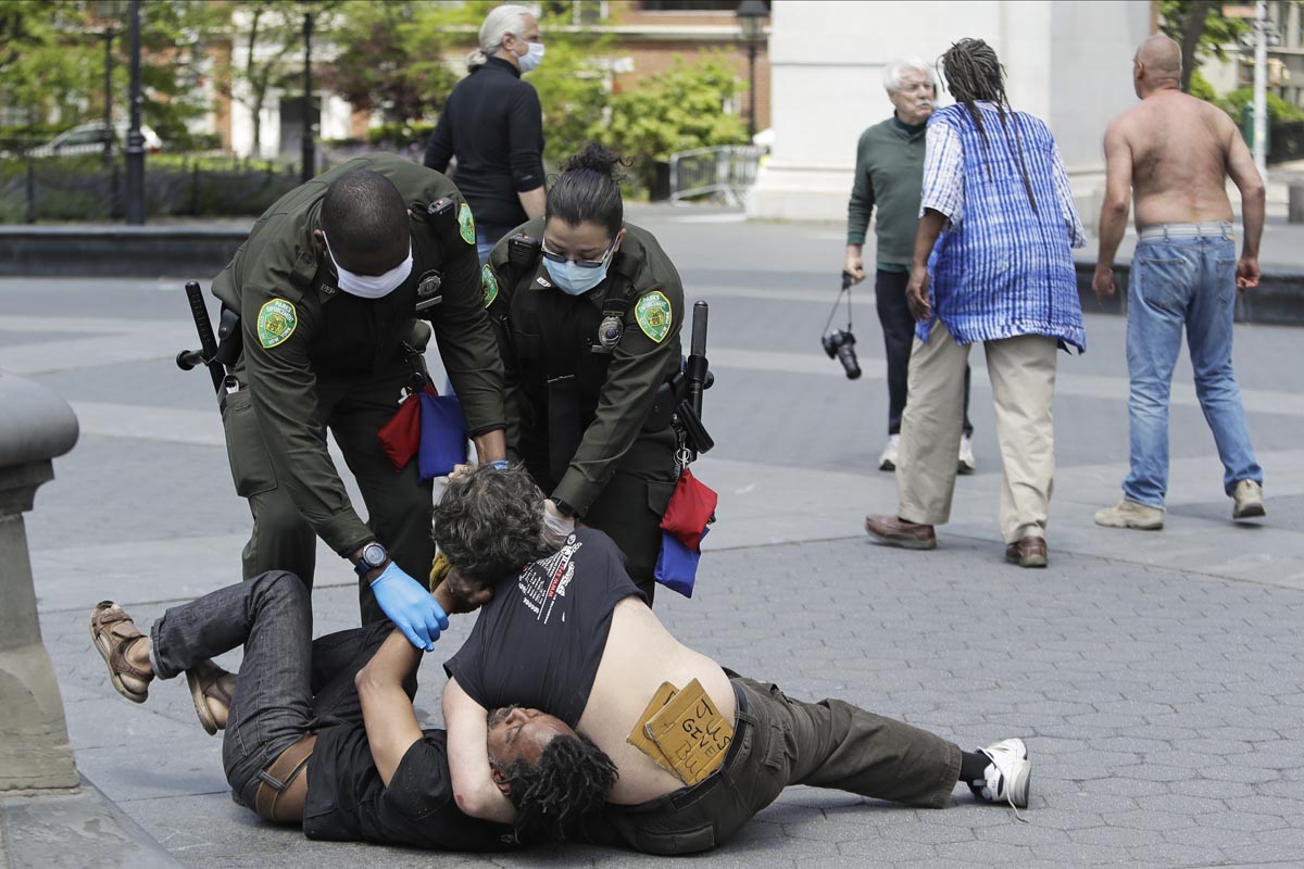 Policías intervienen en una pelea callejera en EU