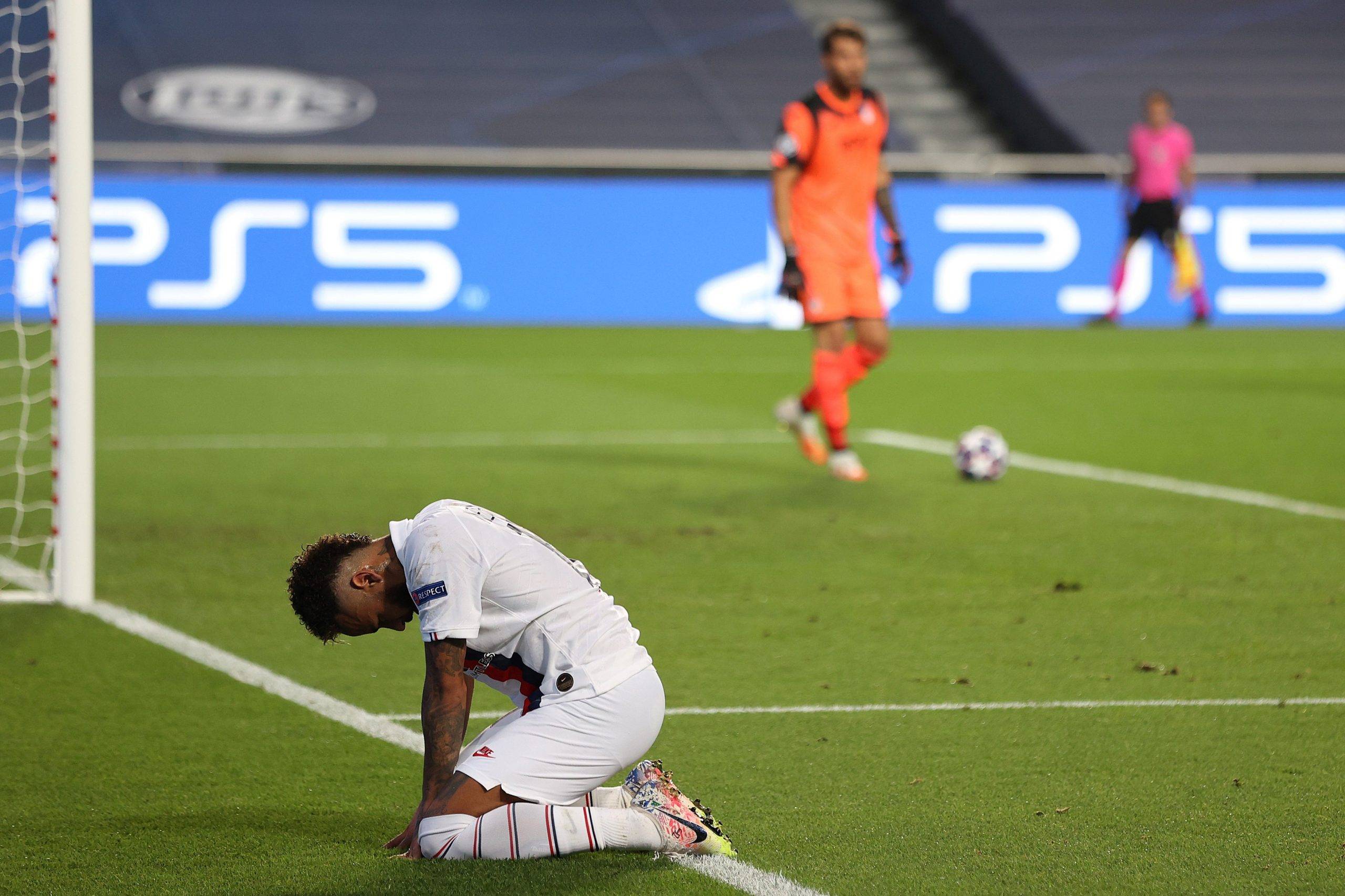 Neymar lamentando la falla de una oportunidad clara de gol al principio del encuentro