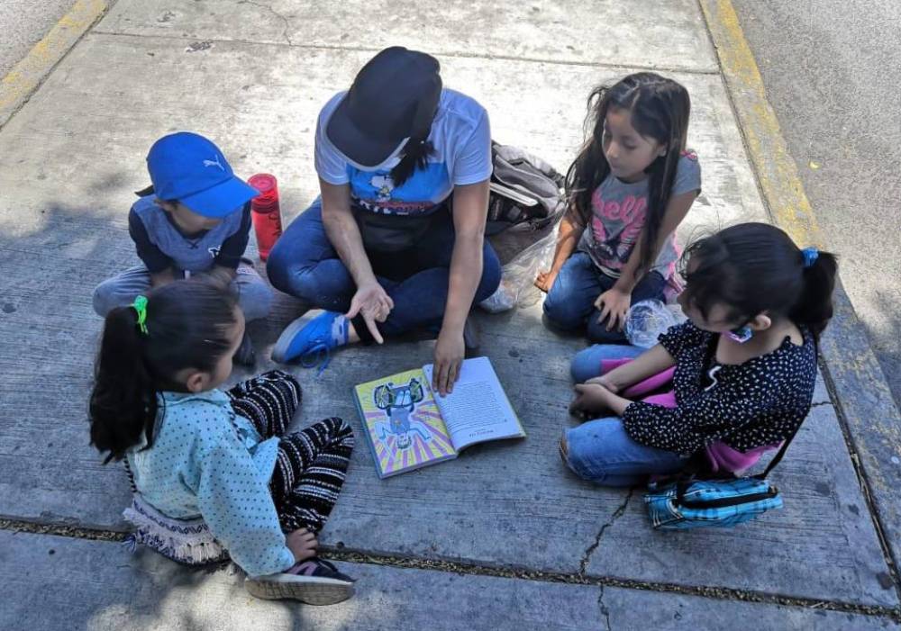 Maestra Queretana Sale A Las Calles A Dar Clases A Niños De Escasos