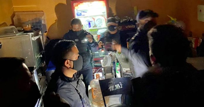 Hidalgo: Descubren bar clandestino al que se entraba a través de la