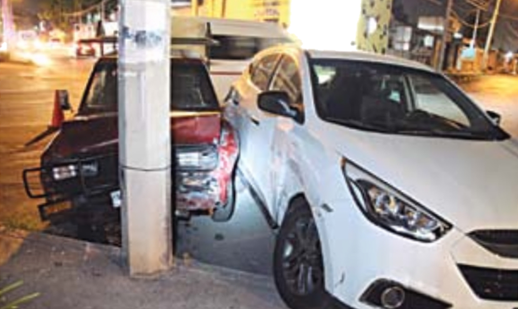 Choque de camionetas casi deja sin luz a los vecinos de La Azcorra