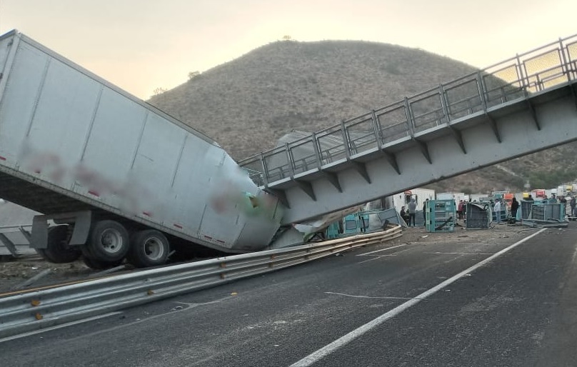 Apocalíptico: puente se cae y aplasta traileres en México (videos)