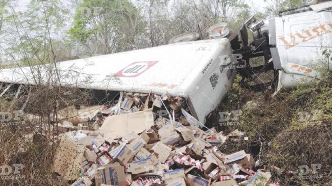 Aparatoso Accidente Vuelca Tractocamin Cargado De Leche No Hubo