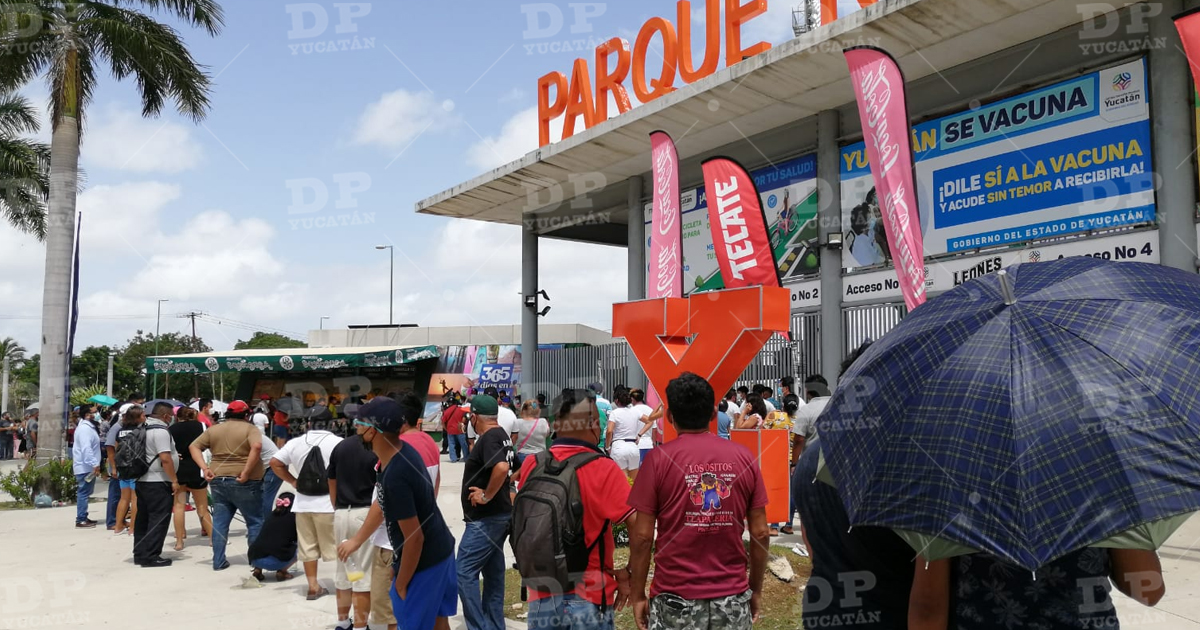 Yucatecos hacen largas filas para conseguir boletos del partido de Leones
